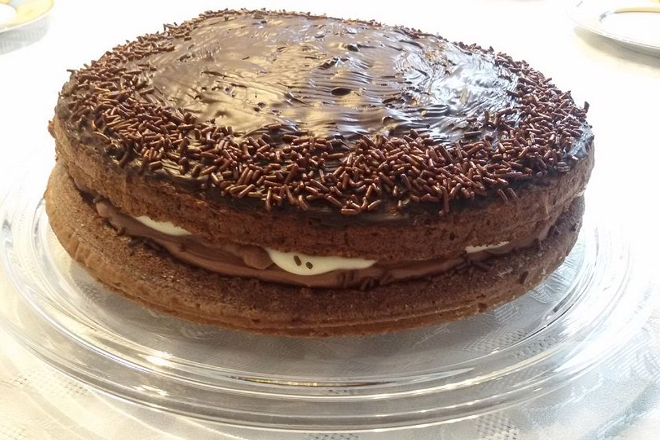 Dreilagige Schokotorte