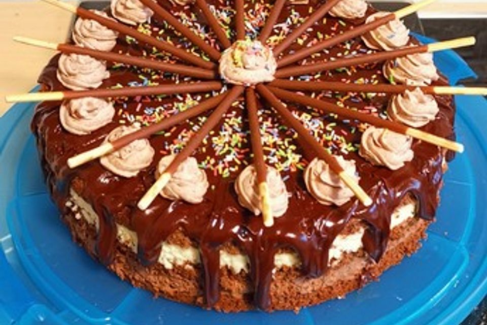 Dreilagige Schokotorte