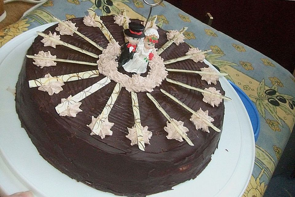 Dreilagige Schokotorte