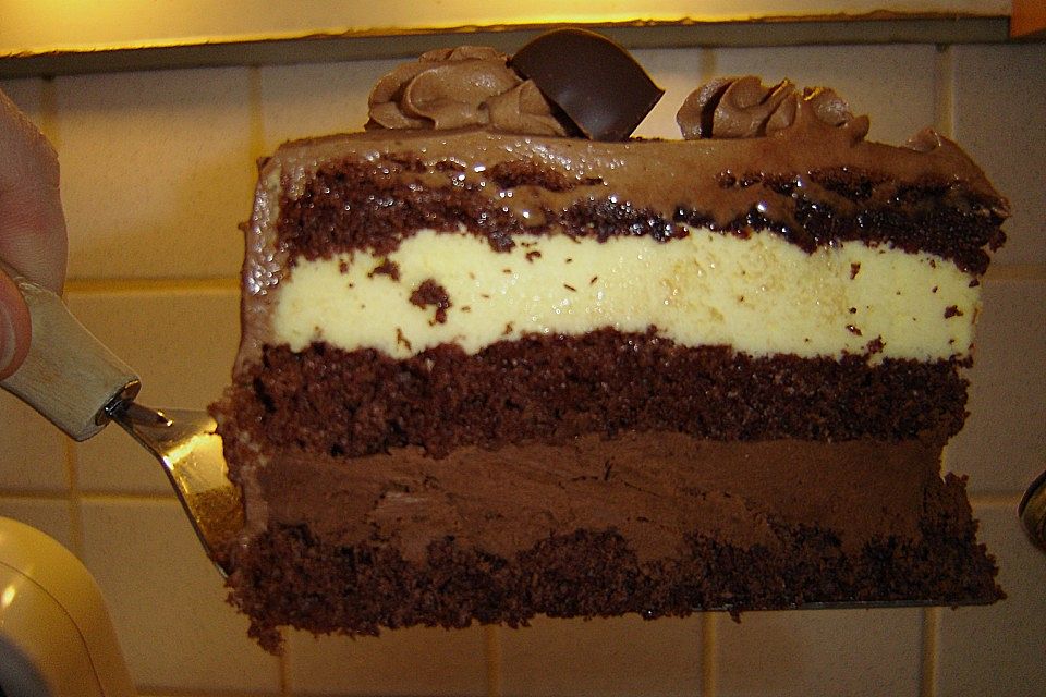 Dreilagige Schokotorte