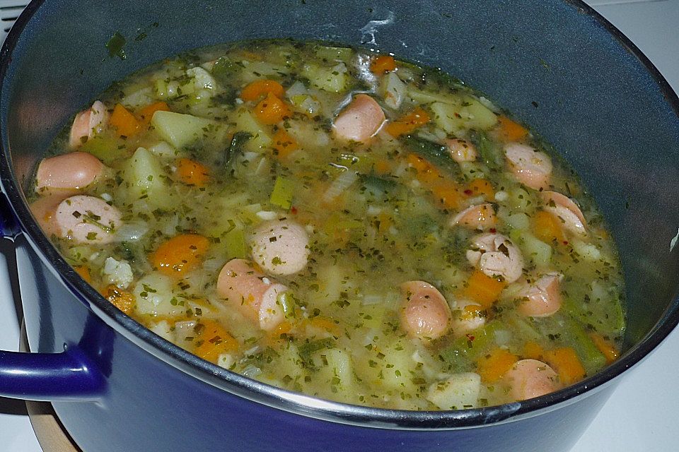 Kartoffelsuppe mit Wiener Würstchen