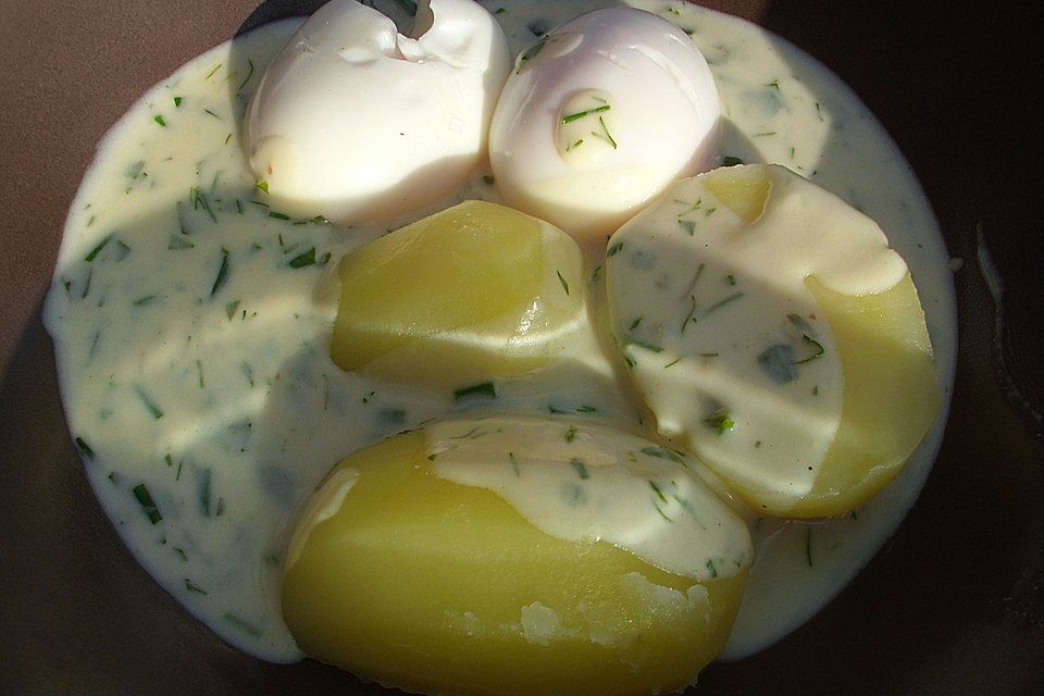 Eier in Kräutersauce